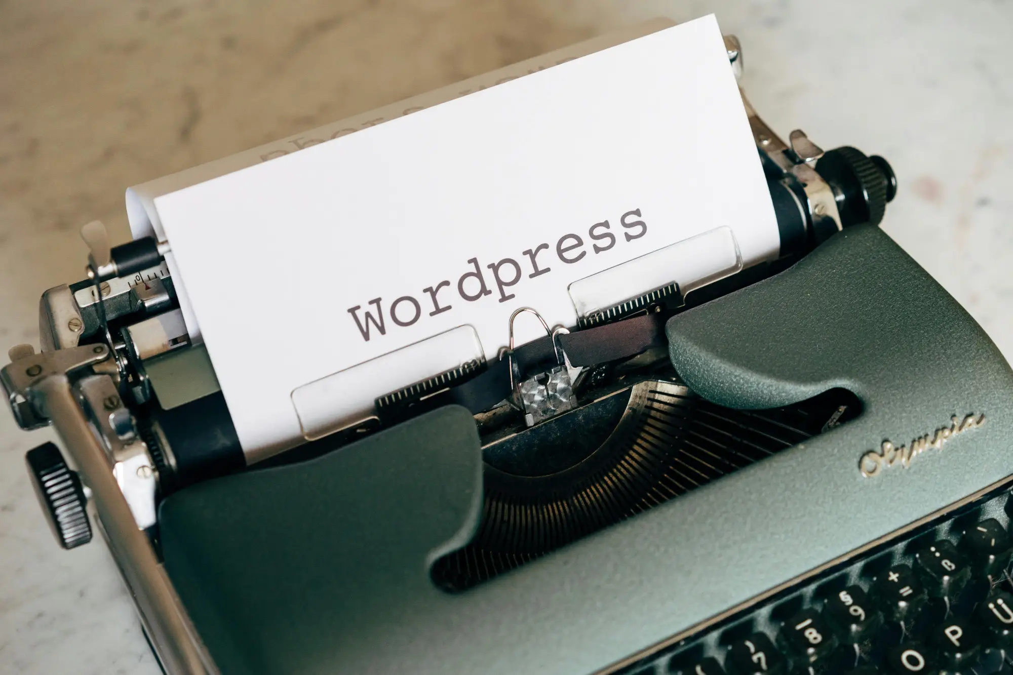Guia definitiva para wordpress redactada en una hoja de una maquina de escirbir