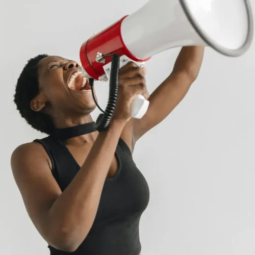 Mujer-usando-un-megafono